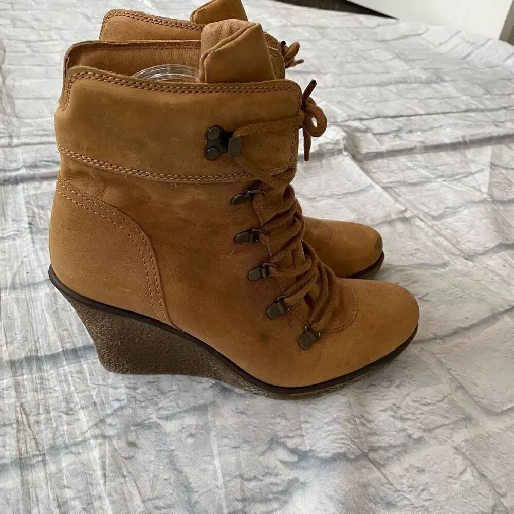 Steve Madden women 8 leather wedge tie up ankle bootie tan